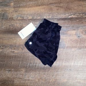 NWT lululemon hotty hot short 4”